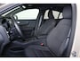Volvo EC40 Performance Ultra 82 kWh - Panoramadak - IntelliSafe Assist & Surround - 360º Camera - Harman/Kardon audio - Verwarmde voorstoelen, stuur & achterbank - Parkeersensoren voor & achter - Elektr. bedienb. voorstoelen met geheugen links - Draadloze tel. lader - Warmtepomp - Extra getint glas - Elektr. inklapbare trekhaak - 19' LMV