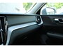 Volvo V60 B4 Automaat Essential Edition | 18 inch Lichtmetalen Velgen | Extra Getint Glas | Lederen Bekleding | Park Assist voor en achter | Climate Pack | Driver Assist | Cruise Control Adaptief Met Stop&Go En Stuurhulp | Apple Carplay/Android Auto |