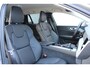Volvo V60 B4 Automaat Essential Edition | 18 inch Lichtmetalen Velgen | Extra Getint Glas | Lederen Bekleding | Park Assist voor en achter | Climate Pack | Driver Assist | Cruise Control Adaptief Met Stop&Go En Stuurhulp | Apple Carplay/Android Auto |