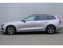 Volvo V60 B4 Automaat Essential Edition | 18 inch Lichtmetalen Velgen | Extra Getint Glas | Lederen Bekleding | Park Assist voor en achter | Climate Pack | Driver Assist | Cruise Control Adaptief Met Stop&Go En Stuurhulp | Apple Carplay/Android Auto |