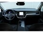 Volvo V60 B4 Automaat Essential Edition | 18 inch Lichtmetalen Velgen | Extra Getint Glas | Lederen Bekleding | Park Assist voor en achter | Climate Pack | Driver Assist | Cruise Control Adaptief Met Stop&Go En Stuurhulp | Apple Carplay/Android Auto |