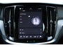 Volvo V60 B4 Automaat Essential Edition | 18 inch Lichtmetalen Velgen | Extra Getint Glas | Lederen Bekleding | Park Assist voor en achter | Climate Pack | Driver Assist | Cruise Control Adaptief Met Stop&Go En Stuurhulp | Apple Carplay/Android Auto |