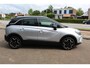 Opel Crossland 1.2-110pk Turbo 'Elegance'. Mooie en luxe hoogzitter met weinig km's ! Volautm. airco dual, cruise control, camera, comfortstoelen, metallic lak,  LM wielen, navigatie, telefoonvoorb., lane- en side assist, parkeersensoren v+a,  LED verlichting  etc.