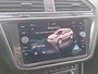 Volkswagen Tiguan 1.5 TSI ACT R-line Business Navigatie/Trekhaak/ Digitaal Dashboard/ Cruise control/Draadloos oplader Parelmoer wit