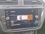 Volkswagen Tiguan 1.5 TSI ACT R-line Business Navigatie/Trekhaak/ Digitaal Dashboard/ Cruise control/Draadloos oplader Parelmoer wit