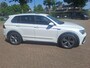 Volkswagen Tiguan 1.5 TSI ACT R-line Business Navigatie/Trekhaak/ Digitaal Dashboard/ Cruise control/Draadloos oplader Parelmoer wit