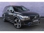 Volvo XC90 T8 Recharge AWD Ultimate Dark | 7 Zits | Long Range | Google | Adaptieve Cruise Control | Schuif-/Kanteldak | Bowers & Wilkins Audio | 360° Camera | Head-Up Display | Stoel-/Stuurverwarming | Gelaagde Zijruit(en) | Getint Glas | 22" Velgen |