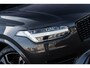 Volvo XC90 T8 Recharge AWD Ultimate Dark | 7 Zits | Long Range | Google | Adaptieve Cruise Control | Schuif-/Kanteldak | Bowers & Wilkins Audio | 360° Camera | Head-Up Display | Stoel-/Stuurverwarming | Gelaagde Zijruit(en) | Getint Glas | 22" Velgen |