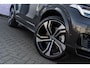Volvo XC90 T8 Recharge AWD Ultimate Dark | 7 Zits | Long Range | Google | Adaptieve Cruise Control | Schuif-/Kanteldak | Bowers & Wilkins Audio | 360° Camera | Head-Up Display | Stoel-/Stuurverwarming | Gelaagde Zijruit(en) | Getint Glas | 22" Velgen |
