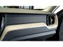 Volvo XC60 2.0 T6 AWD 250kW/340pk Aut8 Recharge Inscription Excl. Facelift! HARMAN/KARDON + PANORAMADAK + EL.TREKHAAK + HEAD-UP + ADAPT.CRUISE + STOEL-&STUURVERWARMING + CAMERA + PD-GLASS + GOOGLE DASH + KEYLESS ENTRY&GO + PARKSENSOREN + 19" LM-VELGEN!!