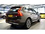 Volvo XC60 2.0 T6 AWD 250kW/340pk Aut8 Recharge Inscription Excl. Facelift! HARMAN/KARDON + PANORAMADAK + EL.TREKHAAK + HEAD-UP + ADAPT.CRUISE + STOEL-&STUURVERWARMING + CAMERA + PD-GLASS + GOOGLE DASH + KEYLESS ENTRY&GO + PARKSENSOREN + 19" LM-VELGEN!!