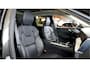 Volvo XC60 2.0 T6 AWD 250kW/340pk Aut8 Recharge Inscription Excl. Facelift! HARMAN/KARDON + PANORAMADAK + EL.TREKHAAK + HEAD-UP + ADAPT.CRUISE + STOEL-&STUURVERWARMING + CAMERA + PD-GLASS + GOOGLE DASH + KEYLESS ENTRY&GO + PARKSENSOREN + 19" LM-VELGEN!!