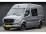 Mercedes-Benz Sprinter L2H2 319Cdi 190Pk 9G-Tronic | Dubbel Cabine | 5-Persoons | RWD | 2x Schuifdeur | 360° Camera | Treeplanken | Selenietgrijs