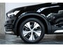 Volvo XC40 B4 Inscription | Verwarmbare voorstoelen en achterbank | Verwarmbaar stuurwiel | 360° parkeercamera | Adaptive cruise control | Premium audio | BLIS | Volvo on Call | Parkeerverwarming | Parkeersensoren voor + achter |