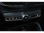 Volvo XC40 B4 Inscription | Verwarmbare voorstoelen en achterbank | Verwarmbaar stuurwiel | 360° parkeercamera | Adaptive cruise control | Premium audio | BLIS | Volvo on Call | Parkeerverwarming | Parkeersensoren voor + achter |