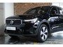 Volvo XC40 T4 Recharge Inscription | 360° Parkeercamera | Semi Elektrische Wegklapbare trekhaak | 4-Seizoenenbanden | Draadloze telefoonlader | Panoramadak | Harman Kardon Premium Audio | Stoel en Stuurwielverwarming | Parkeersensoren voor + achter | Parkeerverwarming | Adaptive Cruise Control |
