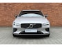 Volvo V60 T6 Plug-in hybrid AWD Ultra Dark | Trekhaak Wegklapbaar  | 20-inch Polestar Gesmede Velgen | 360º camera | Harman Kardon audio | Panoramadak | Head Up Display | Stoel- en stuurverwarming | Donkere ramen achter |
