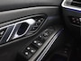 BMW 3-Serie Touring 318i AUT. M-SPORT DRAVITGRAU + SPORTSTOELEN | CAMERA | MEMORY | HIFI | SFEERVERLICHTING | CARPLAY