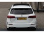 Mercedes-Benz B-klasse 180 Business Solution AMG Night pakket/Panoramadak/Navigatie/Apple carplay/Achteruitrijcamera/Parkeersensoren rondom/Dodehoek detectie/Cruise control/DAB/18'' Lichtmetalen velgen.
