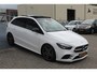 Mercedes-Benz B-klasse 180 Business Solution AMG Night pakket/Panoramadak/Navigatie/Apple carplay/Achteruitrijcamera/Parkeersensoren rondom/Dodehoek detectie/Cruise control/DAB/18'' Lichtmetalen velgen.
