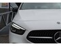 Mercedes-Benz B-klasse 180 Business Solution AMG Night pakket/Panoramadak/Navigatie/Apple carplay/Achteruitrijcamera/Parkeersensoren rondom/Dodehoek detectie/Cruise control/DAB/18'' Lichtmetalen velgen.