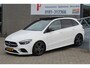 Mercedes-Benz B-klasse 180 Business Solution AMG Night pakket/Panoramadak/Navigatie/Apple carplay/Achteruitrijcamera/Parkeersensoren rondom/Dodehoek detectie/Cruise control/DAB/18'' Lichtmetalen velgen.