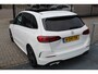Mercedes-Benz B-klasse 180 Business Solution AMG Night pakket/Panoramadak/Navigatie/Apple carplay/Achteruitrijcamera/Parkeersensoren rondom/Dodehoek detectie/Cruise control/DAB/18'' Lichtmetalen velgen.
