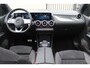 Mercedes-Benz B-klasse 180 Business Solution AMG Night pakket/Panoramadak/Navigatie/Apple carplay/Achteruitrijcamera/Parkeersensoren rondom/Dodehoek detectie/Cruise control/DAB/18'' Lichtmetalen velgen.