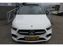 Mercedes-Benz B-klasse 180 Business Solution AMG Night pakket/Panoramadak/Navigatie/Apple carplay/Achteruitrijcamera/Parkeersensoren rondom/Dodehoek detectie/Cruise control/DAB/18'' Lichtmetalen velgen.