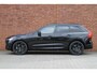 Volvo XC60 T6 Plug-in hybrid AWD Plus Black Edition | Actieve Luchtvering |Harman/Kardon Audiosysteem | 360 graden camera | Panoramisch Schuif-/Kanteldak | 21'' Lichtmetalen velgen | Voorstoelen elektrisch verstelbaar met memory functie | Sfeerverlichting | Voorstoelen verwarmbaar |