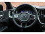Volvo XC60 T6 Plug-in hybrid AWD Plus Black Edition | Actieve Luchtvering |Harman/Kardon Audiosysteem | 360 graden camera | Panoramisch Schuif-/Kanteldak | 21'' Lichtmetalen velgen | Voorstoelen elektrisch verstelbaar met memory functie | Sfeerverlichting | Voorstoelen verwarmbaar |