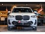 BMW X3 xDrive30e High Exe M-Sport Brooklyn Grau, M-Sportstoelen Leder met Memory/ Verwarming/ Lendeverst. Pano, Black Optic, ACC, Head-Up,Harman-Kardon, DAB, BMW Live Dash, Keyless, Driving Ass, Camera, Rollo's, Parkeer Ass/ Opberg/ Spiegel Pakket, 20''