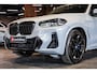 BMW X3 xDrive30e High Exe M-Sport Brooklyn Grau, M-Sportstoelen Leder met Memory/ Verwarming/ Lendeverst. Pano, Black Optic, ACC, Head-Up,Harman-Kardon, DAB, BMW Live Dash, Keyless, Driving Ass, Camera, Rollo's, Parkeer Ass/ Opberg/ Spiegel Pakket, 20''