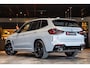 BMW X3 xDrive30e High Exe M-Sport Brooklyn Grau, M-Sportstoelen Leder met Memory/ Verwarming/ Lendeverst. Pano, Black Optic, ACC, Head-Up,Harman-Kardon, DAB, BMW Live Dash, Keyless, Driving Ass, Camera, Rollo's, Parkeer Ass/ Opberg/ Spiegel Pakket, 20''