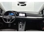 Volkswagen Golf 1.0 eTSI Comfortline Automaat (SFEERVERLICHTING, DIGITALE COCKPIT, CAMERA, CARPLAY, MASSAGE STOELEN, 1e EIGENAAR)