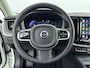 Volvo XC60 2.0 T8 Plug-in hybrid AWD Ultra Dark | CRYSTAL WHITE | Luchtvering | Trekhaak | Alarm | Extra getint glas | PDC + 360 camera | Stoel + Stuurverw |