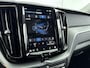 Volvo XC60 2.0 T8 Plug-in hybrid AWD Ultra Dark | CRYSTAL WHITE | Luchtvering | Trekhaak | Alarm | Extra getint glas | PDC + 360 camera | Stoel + Stuurverw |