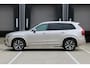 Volvo XC90 T8 Automaat Plug-in hybrid AWD Ultra Bright Verwarmbare voorstoelen | Ventileerbare voorstoelen | Verwarmbaar stuurwiel | Verwarmbare achterbank | Premium audio by Bowers & Wilkins | Luchtvering | Rondom zichtcamera | 20 inch Lichtmetalen velgen | Alarmklasse 3