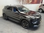 Lynk & Co 01 1.5 BLACK LINE PREMIUM 50 STUKS OP VOORRAAD ! VOL OPTIES ! 360 CAMERA ADAPTIVE CRUISE CONTROL PANORAMA SCHUIF/KANTELDAK APPLE CARPLAY/ANDROID RIJSTROOKSENSOREN ZEER MOOI !! Brgl
