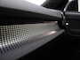 Volvo XC40 B4 AWD 211pk R-Design / Nubuck / Camera achter / Trekhaak / BLIS / ACC / Elektr. Achterklep / Alarm klasse 3 / Lane Keeping Aid / Verw. Voorruit /