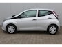 Toyota Aygo 1.0-70pk VVT-i x-fun 5drs. Keurige Toyota Aygo 5drs. Slechts 24,- wegenbelasting per mnd.  Airco, metallic lak, 5 deuren, ABS/ESP, telefoonvoorb., USB, elektr. ramen voor, centr. vergr. afst. bed.