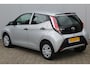 Toyota Aygo 1.0-70pk VVT-i x-fun 5drs. Keurige Toyota Aygo 5drs. Slechts 24,- wegenbelasting per mnd.  Airco, metallic lak, 5 deuren, ABS/ESP, telefoonvoorb., USB, elektr. ramen voor, centr. vergr. afst. bed.