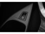 Volkswagen Golf Life Edition eHybrid | 'App-Connect' draadloze smartphone integratie | Achterbank in ongelijke delen neerklapbaar incl. middenarmsteun en doorlaadmogelijkheid | Achteruitrijcamera (Rear View)