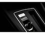 Volkswagen Golf Life Edition eHybrid | 'App-Connect' draadloze smartphone integratie | Achterbank in ongelijke delen neerklapbaar incl. middenarmsteun en doorlaadmogelijkheid | Achteruitrijcamera (Rear View)