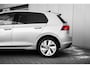 Volkswagen Golf Life Edition eHybrid | 'App-Connect' draadloze smartphone integratie | Achterbank in ongelijke delen neerklapbaar incl. middenarmsteun en doorlaadmogelijkheid | Achteruitrijcamera (Rear View)