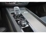 Volvo XC60 T6 Recharge AWD Ultra Black Edition - LONG RANGE - Panorama/schuifdak - IntelliSafe Assist & Surround - 360º Camera - Harman/Kardon audio - Adaptieve LED koplampen - Verwarmde voorstoelen & stuur - Parkeersensoren voor & achter - Elektr. bedienb. voorstoelen met geheugen - Head up display - Draadloze tel. lader - Extra getint glas - 21' LMV