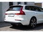 Volvo V60 B3 MILD HYBRID AUT. ESSENTIAL EDITION | | Google Maps navigatie | Trekhaak, semi elektrisch inklapbaar | Verwarmbare voorstoelen | Verwarmbaar stuurwiel | Buitenste achterstoelen verwarmbaar | Adapt. Cruise Control | LED |