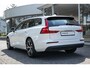Volvo V60 B3 MILD HYBRID AUT. ESSENTIAL EDITION | | Google Maps navigatie | Trekhaak, semi elektrisch inklapbaar | Verwarmbare voorstoelen | Verwarmbaar stuurwiel | Buitenste achterstoelen verwarmbaar | Adapt. Cruise Control | LED |