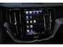 Volvo XC60 T6 Automaat Plug-in Hybride AWD Ultimate Dark Panoramadak met schuif-/kantelfunctie| Verwarmbare voorstoelen, achterbank en stuurwiel | Premium audio by Harman Kardon | Rondom zichtcamera | Elektrisch bedienbare voorstoelen met geheugen | Apple carplay/Android auto | DAB | BLIS | 20 inch lichtmetalen velgen