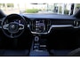 Volvo V60 T6 Plug-In Hybrid Aut. AWD Plus Dark | Onyx Black Metallic | 360° camera | BLIS | Adapt. Cruise Control | Elek. Bed. stoelen met memory | Google-Maps navigatie | Glazen pook | Verwarmbare voor- en achterstoelen | Harman Kardon premium audio | Leder-pakket
